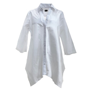 Tunic in white with white buttons. Handkerchief seem and three quarter sleeves.